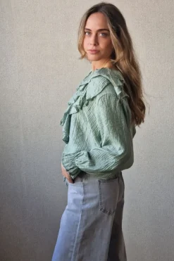 Blusa cuello pico con volantes verde militar