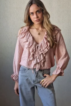 Blusa cuello pico con volantes rosa