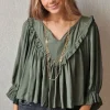 Blusa cuello pico con vuelo verde