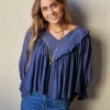 Blusa cuello pico con vuelo azul
