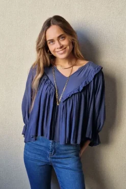 Blusa cuello pico con vuelo azul