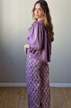 Blusa cuello pico con vuelo lila