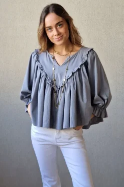 Blusa cuello pico con vuelo gris