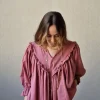 Blusa cuello pico con vuelo rosa