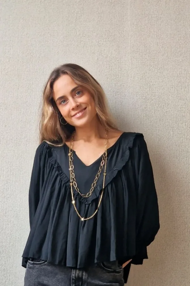 Blusa cuello pico con vuelo negra