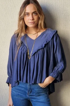 Blusa cuello pico con vuelo azul