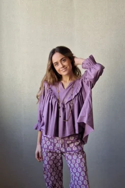 Blusa cuello pico con vuelo lila