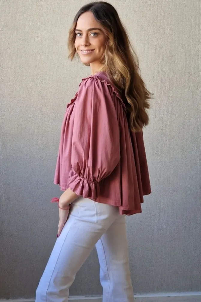 Blusa cuello pico con vuelo rosa
