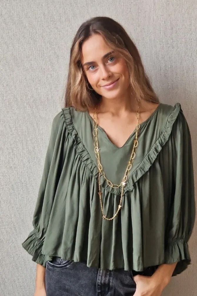 Blusa cuello pico con vuelo verde