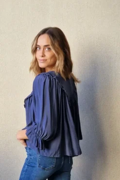 Blusa cuello pico con vuelo azul