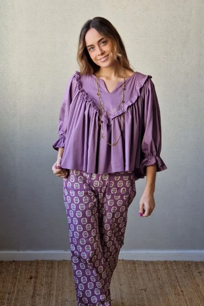 Blusa cuello pico con vuelo lila