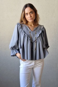 Blusa cuello pico con vuelo gris