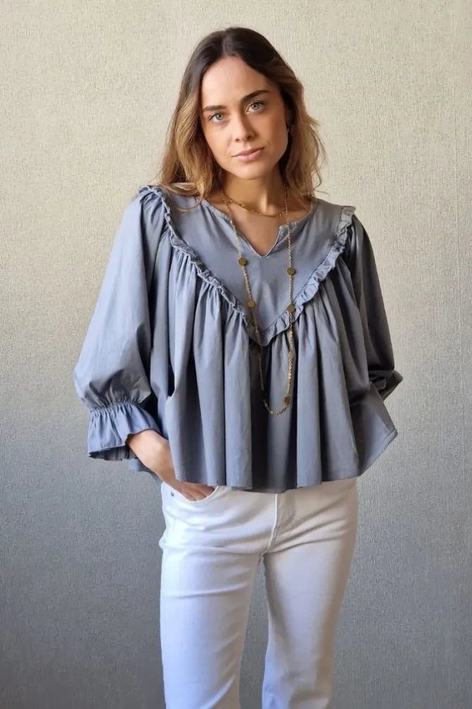 Blusa cuello pico con vuelo gris