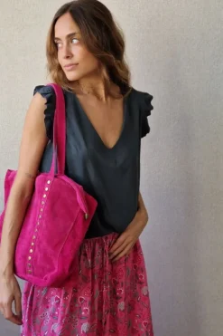 Blusa cuello pico y volante gris oscuro