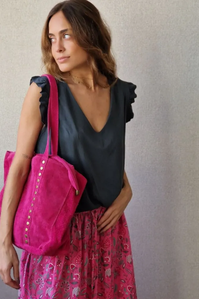 Blusa cuello pico y volante gris oscuro