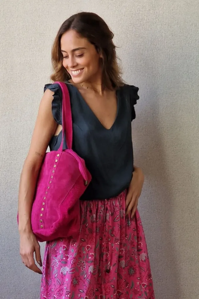 Blusa cuello pico y volante gris oscuro