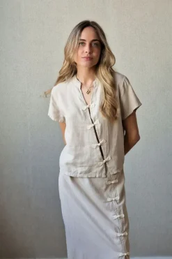 Blusa de lino cuello Mao beige