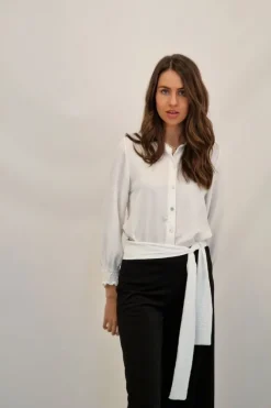 Blusa de mujer blanca con puño y fular