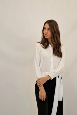 Blusa de mujer blanca con puño y fular