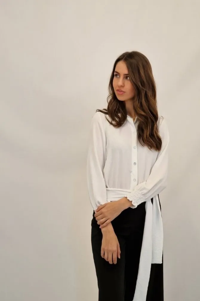 Blusa de mujer blanca con puño y fular
