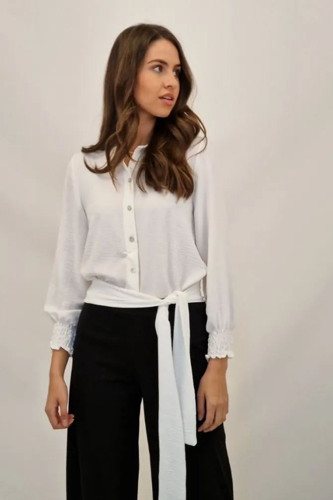 Blusa de mujer blanca con puño y fular