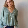 Blusa de mujer con tela de puntitos verde