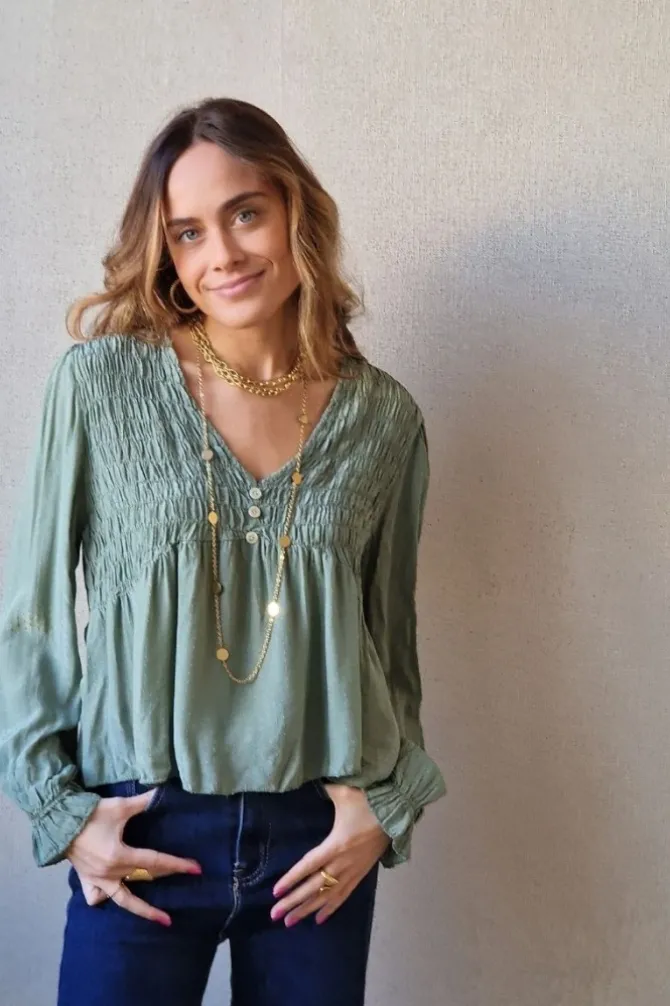Blusa de mujer con tela de puntitos verde