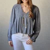 Blusa de mujer con tela de puntitos gris