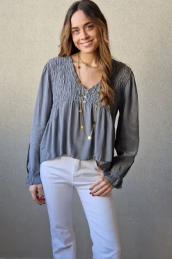 Blusa de mujer con tela de puntitos gris
