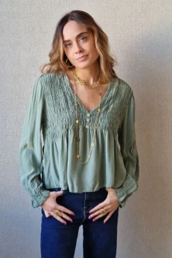 Blusa de mujer con tela de puntitos verde