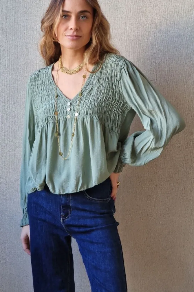 Blusa de mujer con tela de puntitos verde