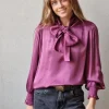 Blusa de raso con nudo berenjena