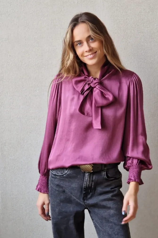 Blusa de raso con nudo berenjena