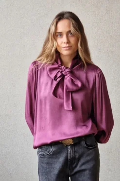 Blusa de raso con nudo berenjena