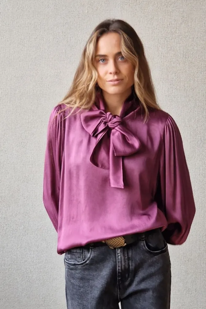 Blusa de raso con nudo berenjena