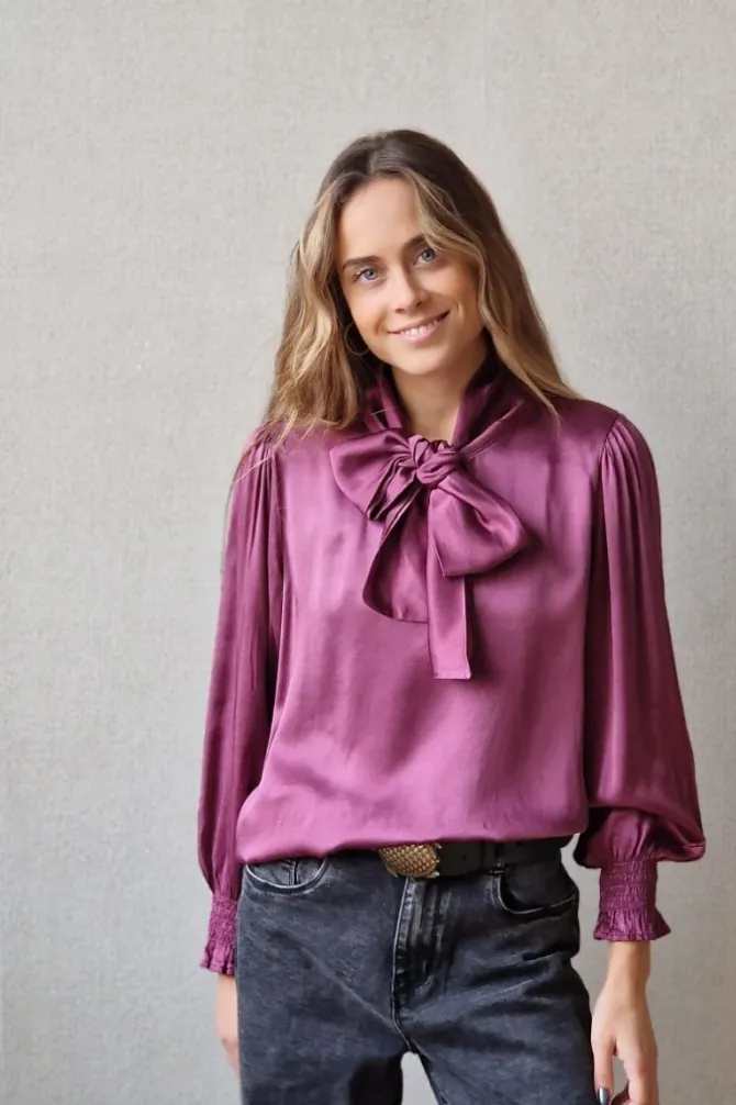 Blusa de raso con nudo berenjena