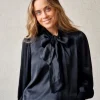 Blusa de raso con nudo negra