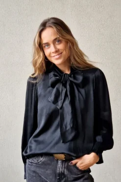 Blusa de raso con nudo negra