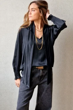 Blusa de raso con nudo negra