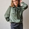 Blusa de raso con nudo verde