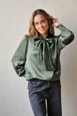 Blusa de raso con nudo verde