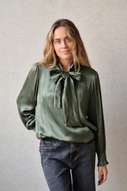Blusa de raso con nudo verde
