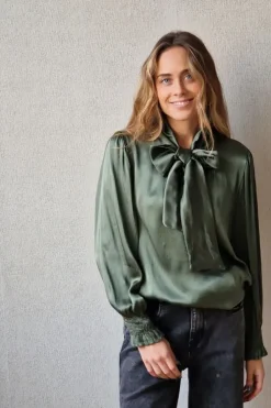 Blusa de raso con nudo verde