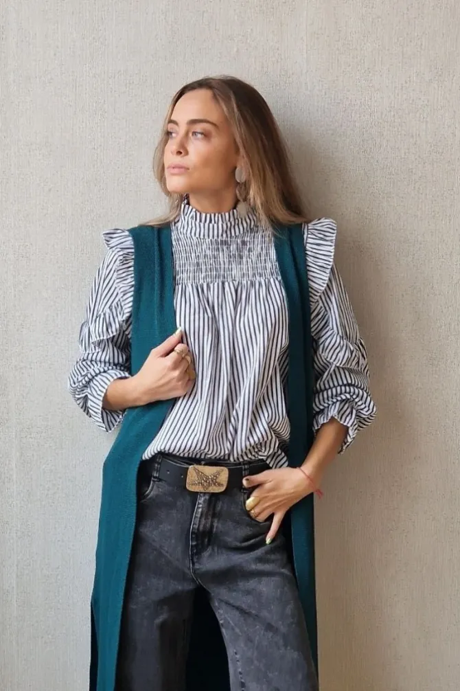 Blusa de rayas con escote fruncido y volate en la manga negro