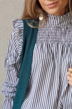 Blusa de rayas con escote fruncido y volate en la manga negro