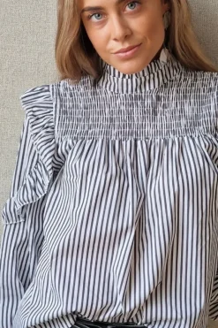 Blusa de rayas con escote fruncido y volate en la manga negro