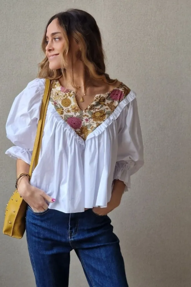 Blusa escote flores