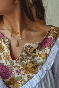 Blusa escote flores