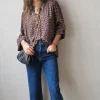 Blusa estampada con volante en el cuello
