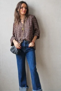 Blusa estampada con volante en el cuello